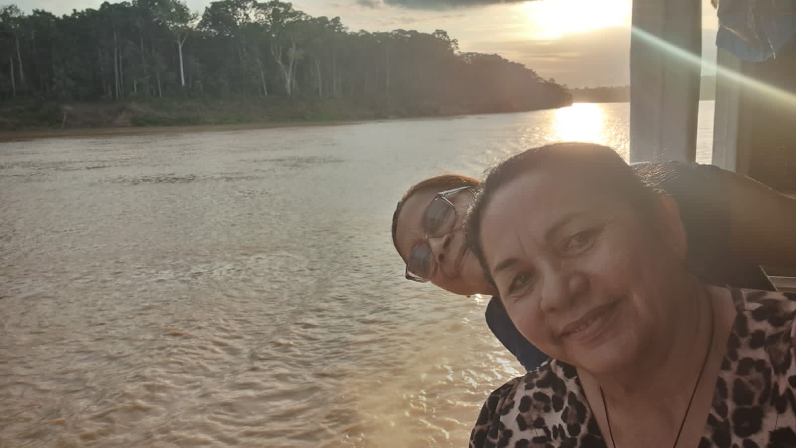 Dona Tereza e Dona Cleunice durante a viagem de barco pelo interior do Amazonas