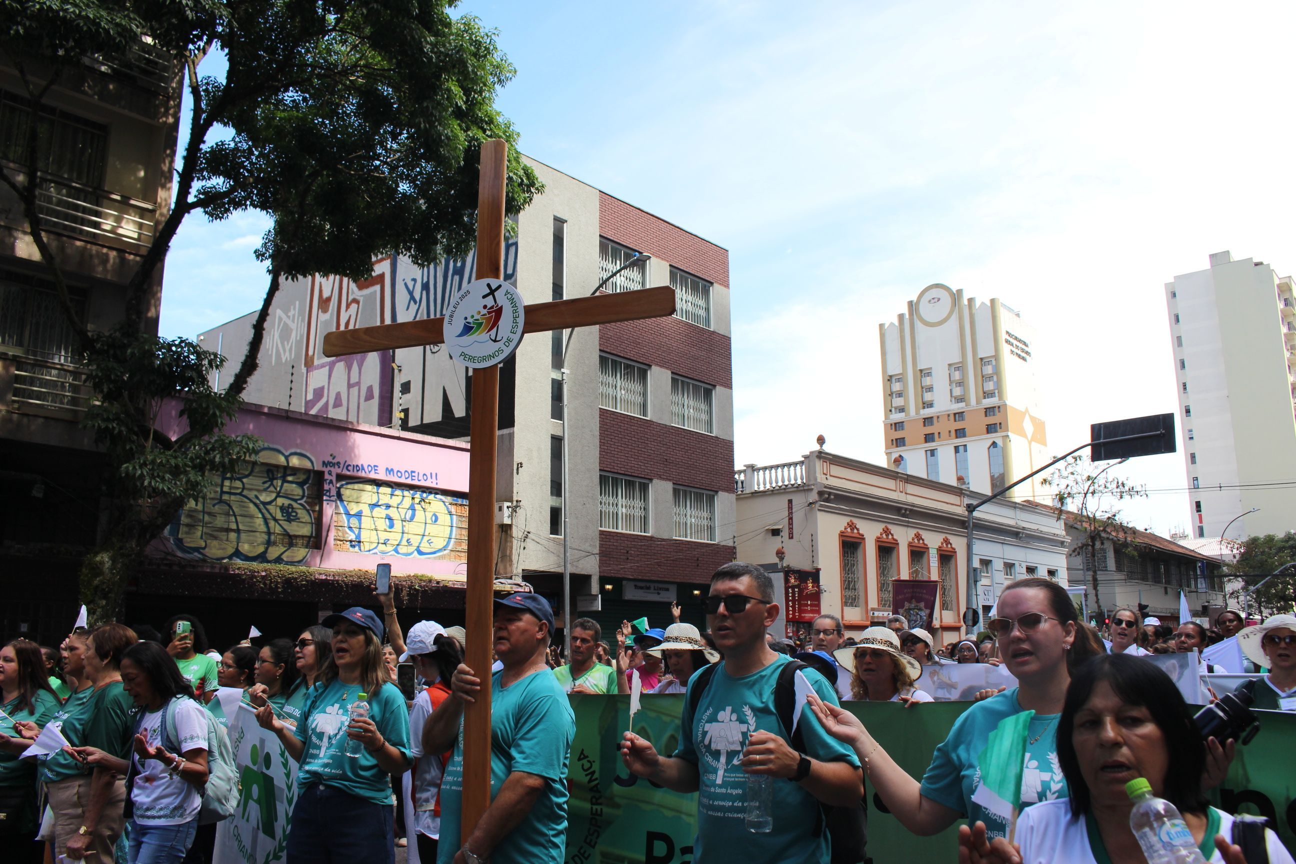 Cruz durante a caminhada jubilar do Jubileu da Esperança