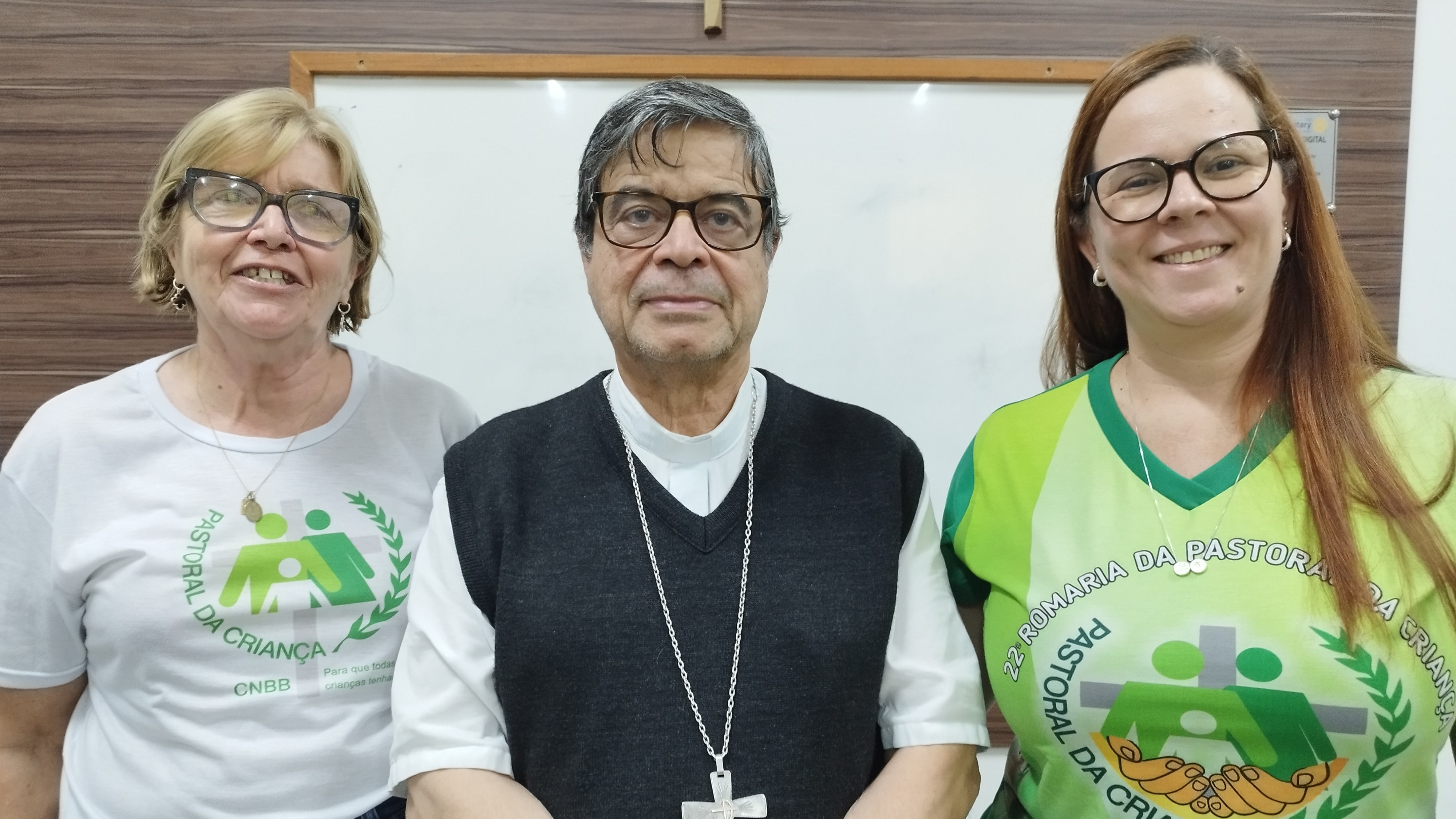 Vera Lúcia, Dom Tarcísio Nascentes dos Santos e Maria Inês durante a assembleia estadual
