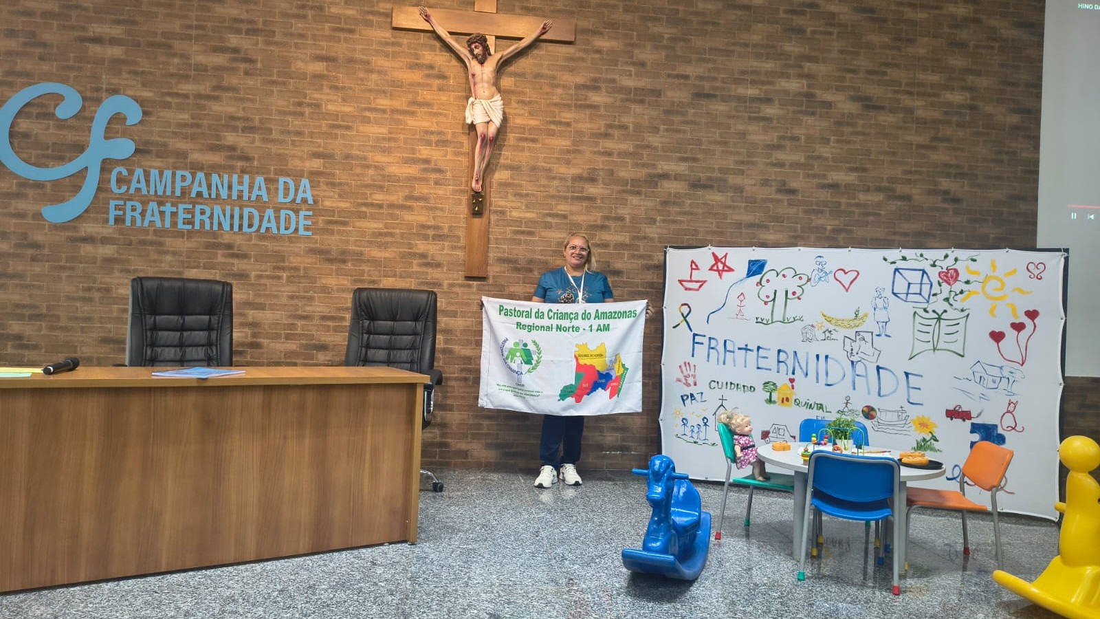 Alriane da Silva Santos junto ao painel coletivo de desenhos e lembranças de infância dos multiplicadores da CF 2027.