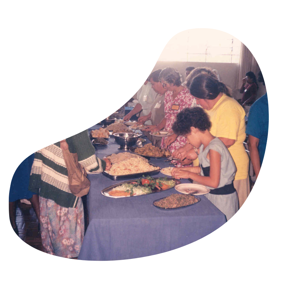 Comunidade reunida em partilha de alimentos