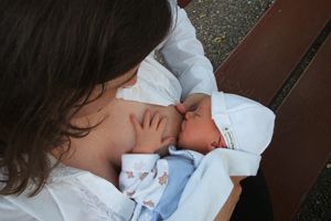 bebê recem nascido mamando na mãe