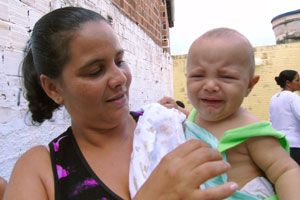 Mãe com bebe chorando