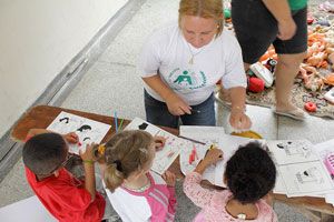 líder pintando com crianças