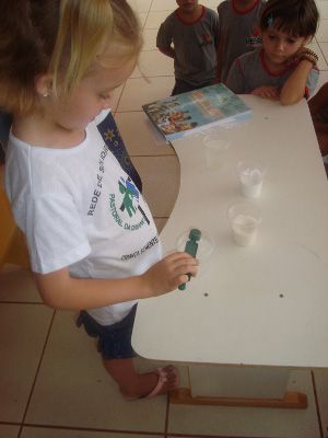 menina preparando o soro caseiro em vera no mato grosso