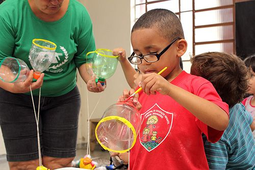 Entenda como as brincadeiras com bola podem estimular o bebê